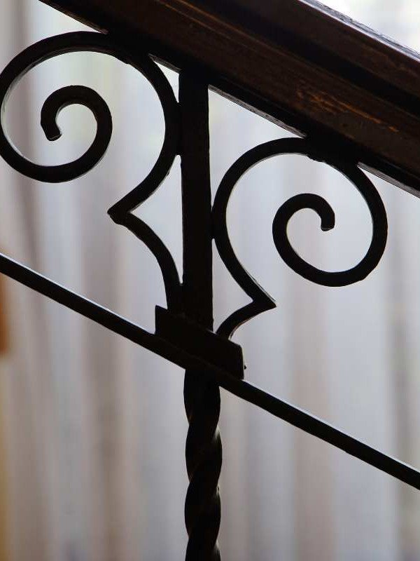 Modern vs. Traditional Handrail Designs: Which Style Suits Your Home?