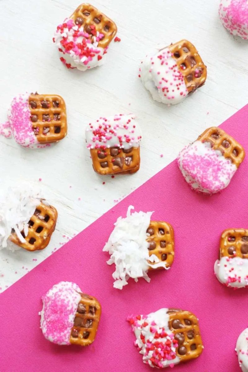 Make EASY Rolo Pretzels Rolo Turtles with a Twist by DIY Candy Valentine Candy Recipes Roundup